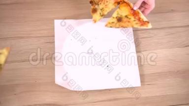 人手从打开的盒子里取出一片美味的意大利热比萨饼，在宴会上提供<strong>送餐</strong>服务